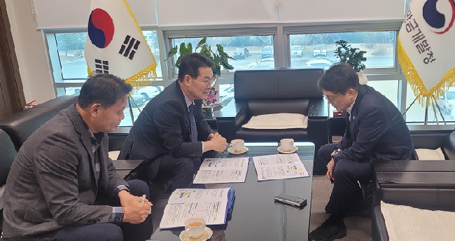 사본 -권익현 부안군수, 새만금개발청 방문 RE100 산업용지 전환 공식 건의.jpg
