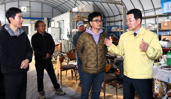 사본 -권익현 부안군수, 스마트팜 농업인 하우스 현장 방문 애로사항 청취.jpg